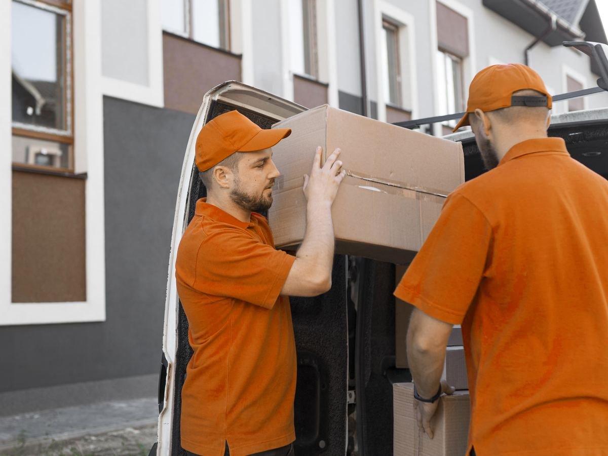 Equipo de mudanzas cargando cajas en furgoneta en Mallorca