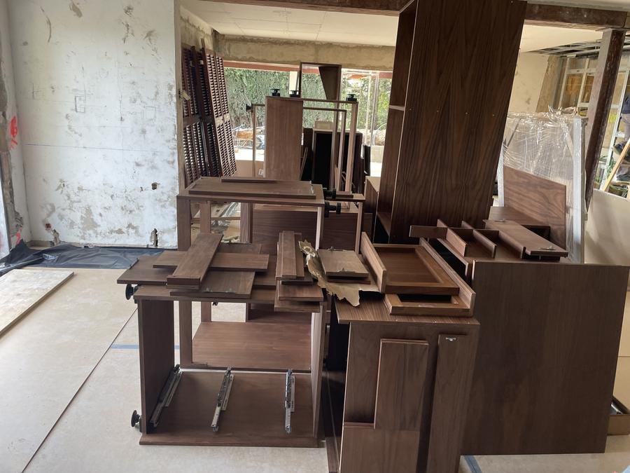 Montaje de mobiliario de madera en reforma en Mallorca